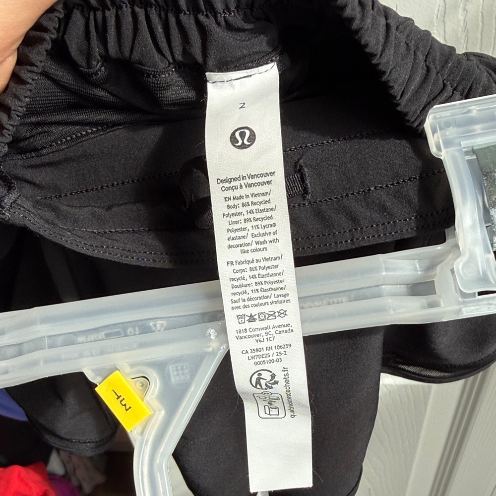 Black Lululemon hotty hots low rise 2.5 inch - Picture 2 of 6
